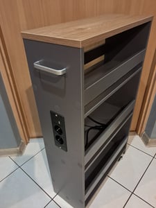 COSTWAY Vozík do niky 20 cm, 4-poschodový kuchynský vozík s nabíjacou stanicou, polica do niky na kolieskach, servírovací vozík s rukoväťou a zábradlím, kúpeľňová polica, čierna Fotografia od zákazníka č. 2
