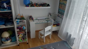 COSTWAY Kindertafelset met stoel, inklapbare tafel met afneembare papierrolhouder, opbergkast, opbergruimte, planken en lade, kindertafel, geschikt voor kinderen vanaf 3 jaar Klantenfoto 1
