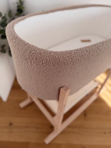 Moseskorb Wiege mit Gestell Moseskorb mit Ständer- Teddy Beige Babykorb Wiege Gestell Moseskorb Baby  - Moseskorb mit Schaukelgestell aus Holz Kunden-Foto 3