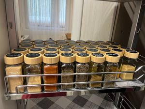 Zestaw 24 szt. – Deco Haus Pojemniki na przyprawy z bambusowym zakręcanym zamknięciem – zestaw z etykietami, lejkiem, szczoteczką do czyszczenia, flamastrem, 120 ml, 10,5 x 4,3 cm Zdjęcie produktu od klienta nr 3