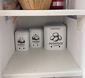Boîte de conservation Relaxdays pour pommes de terre, oignons et ail, lot de 3, avec couvercle et trous, en métal, pot à oignons, blanc Photo du client 1