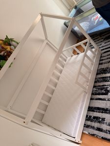 Homestyle4u Kinderbett 80x160 mit Rausfallschutz Hausbett Weiß Bodenbett Montessori mit Lattenrost Kunden-Foto 1