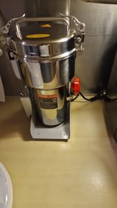VEVOR Elektrische Getreidemühle, 1000 g, Hochgeschwindigkeits-Gewürzmühle mit 3000 W, gewerbliche Gewürzmühle, Pulverisiermaschine aus Edelstahl,  Müsli, Kaffee, Mais, Pfeffer, Schwenktyp Kunden-Foto 1