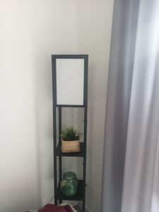 GOPLUS 3-Regal Stehleuchte, Standlampe Standleuchte Modern und Elegant mit Schalter, Innenbeleuchtung Lagerung Beleuchtung Regalen, 26 x 26 x 160 cm Kunden-Foto 1