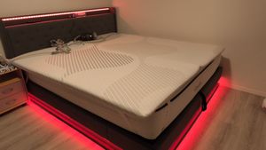 Flieks Polsterbett 140x200cm mit Ladefunktion (USB&Typ-c), Jugendbett Doppelbett Stauraumbett mit LED, Hydraulisches Boxspringbett, PU, Weiß Kunden-Foto 3