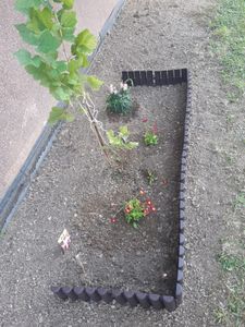 LZQ 20 Stück Palisade Rasenkante 5,6m Kunststoff Gartenpalisade Beetumrandung Beeteinfassung Holzoptik Garden Border Beetzaun, Anthrazit Kunden-Foto 1