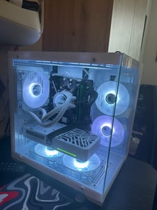 Herný počítač PHANTOM WHITE | AMD RYZEN 7 | NVIDIA RTX 5070 | 64GB RAM 2TB | RGB ventilátor s diaľkovým ovládaním| vodné chladenie | Windows 11 | WLAN 5 Fotografia od zákazníka č. 1