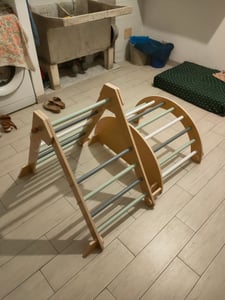Grote houten speelplaats in Montessori-stijl voor thuis – Pikler-driehoek, klimboog, dubbelzijdige glijbaan en klimwand | Mamabrum Klantenfoto 4