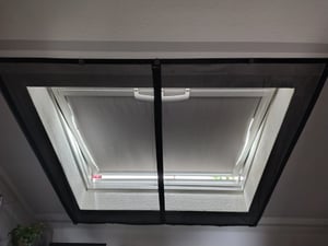 Sekey Magnet Insektenschutz 150x210cm,Flexible Breite,Zuschneidbares Fliegengitter Balkontür & Terrassentür,Kinderleichte Klebemontage Ohne Bohren Kunden-Foto 1