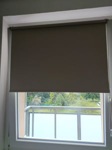 Verdunklungsrollo 100x130cm Schwarz Thermorollo Fensterrollo Klemmfix ohne Bohren Seitenzugrollo Sonnenschutz Wärmeschutz Blickdicht Rollo Kunden-Foto 8