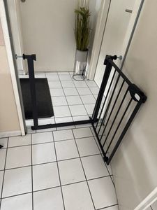 YARDIN Treppenschutzgitter, Doppelschloss extra sicheres Metall-Türschutzgitter zum Klemmen, Schwarz, 75-85 cm, Türgitter Klemmgitter | 90° Stop | Schließt automatisch Kunden-Foto 1