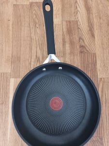 Tefal Jamie Oliver E89701 Bratpfannen-Set – 24cm Induktionspfanne mit Titanium Antihaftbeschichtung, Thermo-Spot & Zubehör (Pfannenwender, Schoner) Kunden-Foto 1