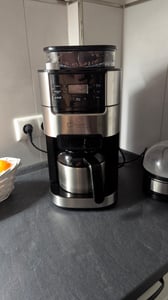 Kávovar Barista s mlynčekom a termokannou Vrátane termokanny s objemom až 10 veľkých šálok kávy Kávové zrná a mletá káva Nerezová oceľ Fotografia od zákazníka č. 3