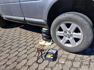 SucceBuy 3 Ton Triple Bag Air Jack 6600 lbs Levage rapide Cric pneumatique avec poignŽes laterales pour rŽparation de garage automobile (Beige) Photo du client 1
