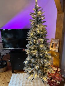 Yorbay 210cm Künstlicher Weihnachtsbaum Slim mit Beleuchtung LED Tannenbaum für Weihnachten-Dekoration, Schneebeflockt, Schmal, Weiß Kunden-Foto 12