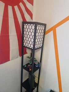 7MAGIC Stehlampe Standleuchte mit 9W LED Glühbirne, E27 bis 150W, 3 Ebenen Holzregal, Moderne standlampe mit Zugschalter und Stauraum, Stehleuchte für Wohnzimmer, Schlafzimmer, Büro, Schwarz 160cm Kunden-Foto 1