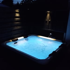 BRAST Whirlpool MSpa Amber Aero Plus mit Fester Außenwand | 180x180x65cm für 6 Personen | 140 Massagedüsen | LED-Beleuchtung in 20 Farben | Ganzjähriger Einsatz Winterfest | In & Outdoor Pool Kunden-Foto 2