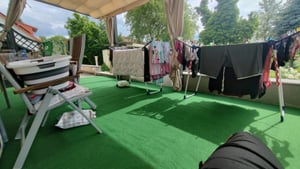 Rasenteppich Easy Grau 400 x 1000 cm – – Kunstrasen in Nadelfilz-Struktur (flach) – Outdoor Bodenbelag für Balkon, Terrasse & Pool Kunden-Foto 4
