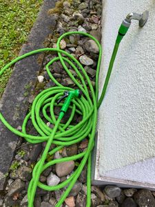 Fepro® Flexibler Gartenschlauch mit 7 Funktion 15m basic, Wasserschlauch flexibel mit 3-Fach Latexkern inkl. Adapter für 1/2' 3/4' Zoll und Wandhalterung, dehnbarer flexiSchlauch Kunden-Foto 3