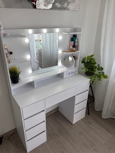Toaletní stolek VASAGLE s napájecí lištou, žárovkami, 3 barvami světla, posuvnými lištami bez použití nářadí Fotografie od zákazníka č. 6