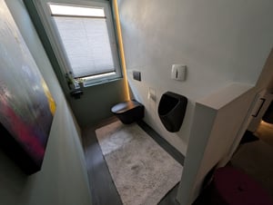 Bruckner SCHWARN BLACK Keramik-Urinal, Zulauf hinten, Abgang waagerecht, Schwarz matt Kunden-Foto 1