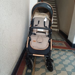 Daliya® Rapidy Buggy / Kinderwagen 0-36 Monate / Sportwagen mit Liegeposition / Wickeltasche, Winterfußsack, Ess- & Spieltisch Linen Khaki – Gold Kunden-Foto 4
