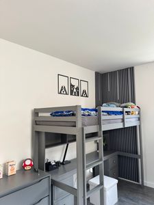 Letto a castello Merax 90x200cm, letto a soppalco con scrivania e ripiani, letto per bambini con rete a doghe e 4 cassetti, letto a castello per ragazzi in legno massiccio, grigio Foto del cliente 2