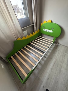 okwish Kinderbett Flachbett 90×200 cm mit Lattenrost, Polsterbett Jugendbett für Jungen und Mädchen, Funktionelles Einzelbett mit Kopfteil in Dinosaurierform, Grün(Ohne Matratze) Kunden-Foto 1