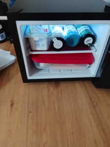 Mini lodówka Klarstein Happy Hour LED, 9 litrów, zakres temperatur 5-15 °C, kolor czarny, wymiary: 33,5 x 30 x 34 cm (szerokość x wysokość x głębokość) Zdjęcie produktu od klienta nr 3