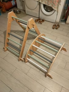 Grote houten speelplaats in Montessori-stijl voor thuis – Pikler-driehoek, klimboog, dubbelzijdige glijbaan en klimwand | Mamabrum Klantenfoto 5