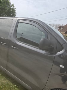J&J AUTOMOTIVE | GP Windabweiser Für Duster 3 ab 2024 4-tlg, GP Regenabweiser, Schwarz, Getönt, Aerodynamisch, Einfache Montage, Befeistigung mit Clips Kunden-Foto 3