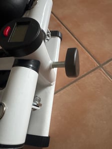 JASPORT ST1 Mini-Stepper für Zuhause, 2-in-1 Fitness Stepper mit 2 Widerstandsbändern, verstellbarem Widerstand, LCD, bis 100 kg – Weiß Kunden-Foto 1