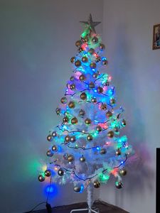 COSTWAY 240cm albero di Natale artificiale con 1138 punte, aghi in PVC e supporto in metallo, albero di Natale ideale per casa, ufficio e negozi, bianco Foto del cliente 8