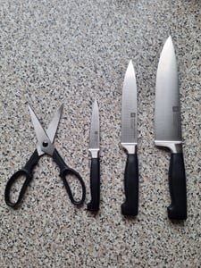 Ensemble de couteaux ZWILLING Four Star, 5 pièces – Bloc en bois et caoutchouc, couleur noire – Couteaux de cuisine FRIODUR, trempés au froid, incluant des ciseaux universels Photo du client 2