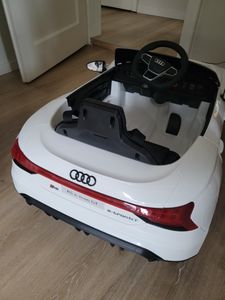 Audi RS e-tron GT  Kinderauto Kinder Elektroauto 12V mit Musik，breitem Sitz, verstellbarem Sicherheitsgurt Schwarz Kunden-Foto 14