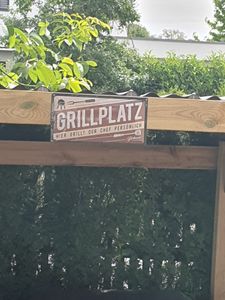 Retro Blechschilder Grillen - GRILLPLATZ - BBQ Grill Retro Deko - Grillplatz Schild Garten - Geschenk für Papas Grillecke Schild - Chill Lounge Kunden-Foto 1