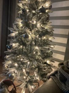 Yorbay 210cm Künstlicher Weihnachtsbaum Slim mit Beleuchtung LED Tannenbaum für Weihnachten-Dekoration, Schneebeflockt, Schmal, Weiß Kunden-Foto 8
