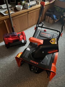 Benzínová sněhová fréza FUXTEC FX-SF1165 | motor o výkonu 4,08 k a objemu 164 cm3 | pracovní záběr 53 cm | dosah výhozu až 8 m | lehká a kompaktní pro příjezdové cesty Fotografie od zákazníka č. 1