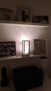 Tragbare Metall-Tischlampe für Innen/Außen, Wiederaufladbare Kabellose LED-Lampe, 3-Farben Stufenlos Dimmbar, Restaurant/Schlafzimmer/Bar/Campinglicht Kunden-Foto 2