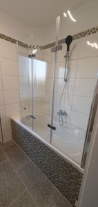 Mucola Duschabtrennung Badewannen Badewannenaufsatz ESG Glas Duschtrennwand  Badewannenfaltwand Duschwand - 141x117 Weiß Kunden-Foto 1