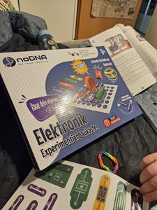noDNA Elektronik Baukasten – 300 spannende Experimente für Kinder ab 8 Jahren, Elektronik Experimentierkasten inkl. Lernquiz & bebildeter Anleitung – Elektro Spielzeug Geschenk Junge 8 Jahre Kunden-Foto 2