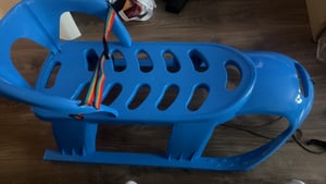 Bezzy Seat Kinderschlitten Mit Rückenlehne & Gurt – Blau – Mit Stahlkufen Kunden-Foto 1