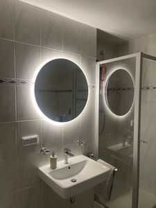SensaHome - Okrúhle kúpeľňové zrkadlo bez rámu s LED osvetlením - stmievateľné - Nástenné zrkadlo - 60 cm Fotografia od zákazníka č. 15