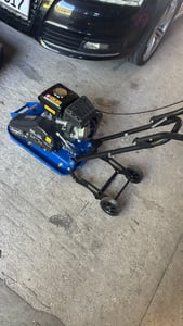 Scheppach Rüttelplatte HP2300S | 5,6 PS Benzinmotor | 13 kN Verdichtungsdruck | 540 x 420 mm Plattengröße | inkl. Fahrvorrichtung und Gummimatte Kunden-Foto 1