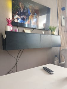 OMTO TV Lowboard Hängend 130 cm – TV Unterschrank, Sideboard für Wohnzimmer, Fernsehschrank mit 3 Klappen, Sonoma Eiche, 129,9 × 30 × 35 cm Kunden-Foto 1