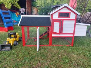 Kurník Wiltec 1360 x 740 x 700 mm červenohnedý s drevenou hniezdnou búdkou, kurníkom s prístreškom, izolovanou strechou a pozinkovaným zásobníkom na trus Fotografia od zákazníka č. 3