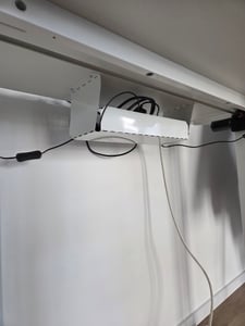 SANODESK QS1 Výškově nastavitelný stůl 140 x 60 cm, elektrický, 4 paměťové funkce, ochrana proti kolizím, nosnost 70 kg, háčky, vedení kabelů (černý) Fotografie od zákazníka č. 3