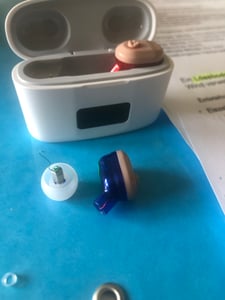 Wiederaufladbare Hörgeräte für Senioren, In-Ear, Geräuschunterdrückung, Klangverstärker, USB, lange Laufzeit, LED-Anzeige, tragbar, ergonomisch Kunden-Foto 1