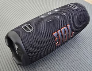 JBL Charge 6, Speakerphone Bluetooth Portable Wireless, 28h de Akku, IP68 wasserdicht, staub- und sturzsicher, Sound Pro mit AI Sound Boost, Auracast Compatible, Pink Kunden-Foto 3
