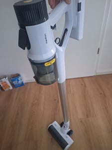 MEDION P350 W Aspirateur à main avec fonction balayage (sans fil, sans sac, technologie cyclonique, 350 watts, aspirateur à manche 2en1, batterie, capteur de poussière, HEPA H13, écran tactile LED, brosse rouleau) Photo du client 2